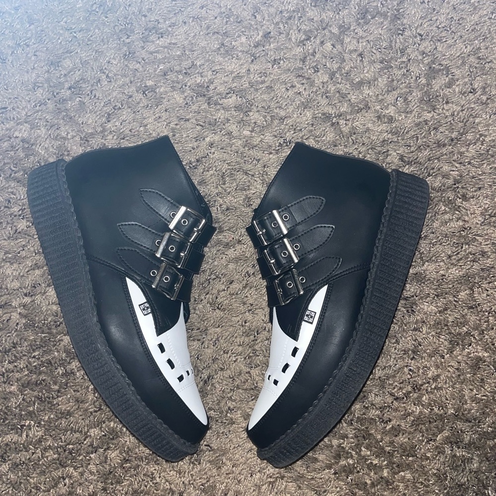 Black & White TUK 3-Buckle Pointed Creeper Boot
Size 9
